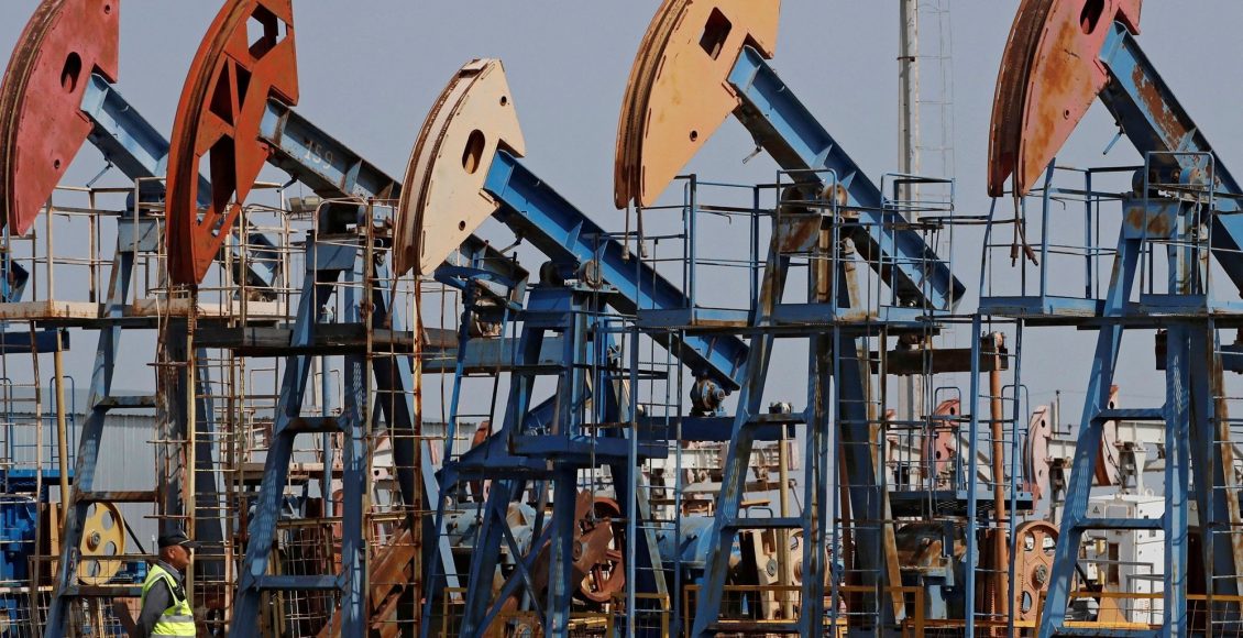 أسعار النفط تهبط بفعل مخاوف من تخمة المعروض